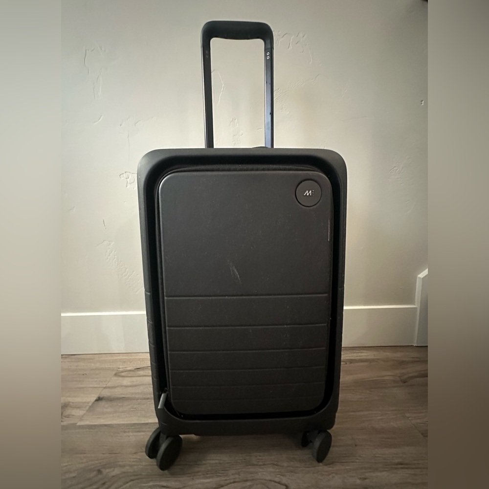 Monos carryon pro: Black Hard Shell Suitcase